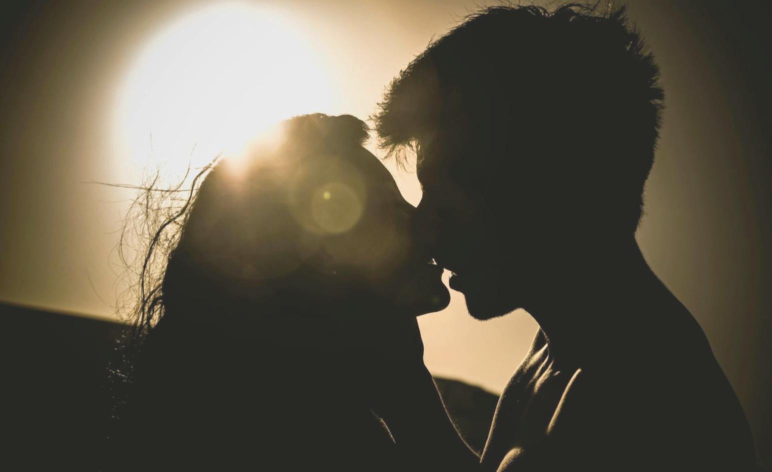 Gruppe von Menschen in entspannter Gesprächsrunde