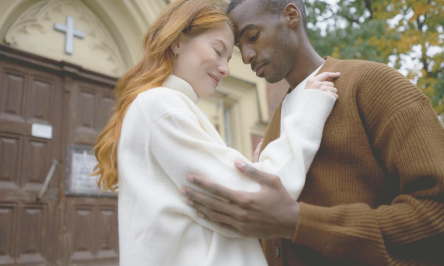 Person beim reflektierenden Schreiben in ruhiger Atmosphäre
