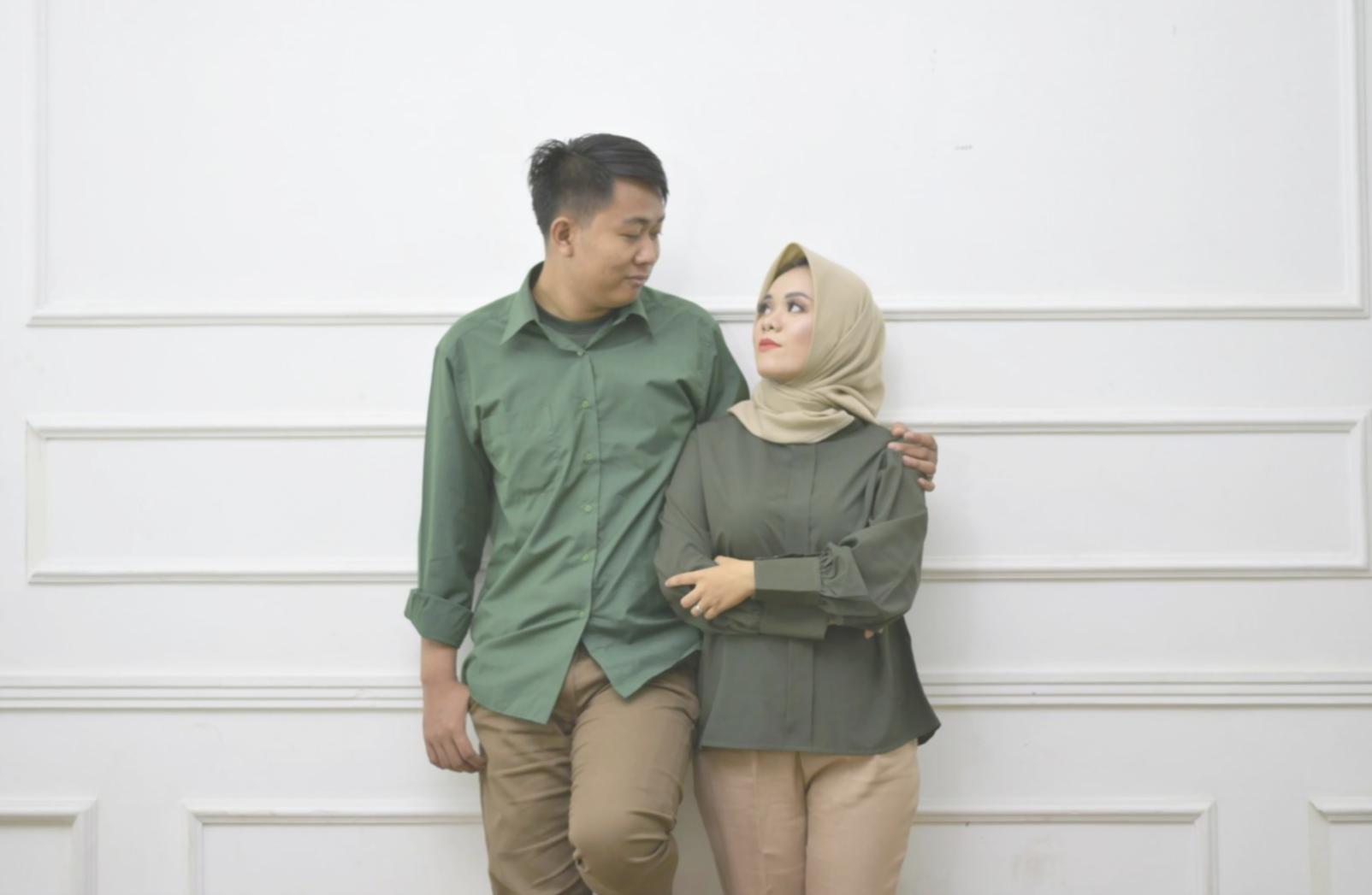 Gruppe von Menschen in entspannter Lernatmosphäre