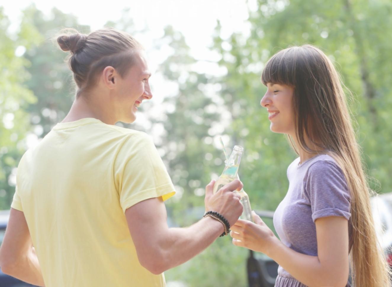 Gemeinsames Familienessen mit mehreren Generationen